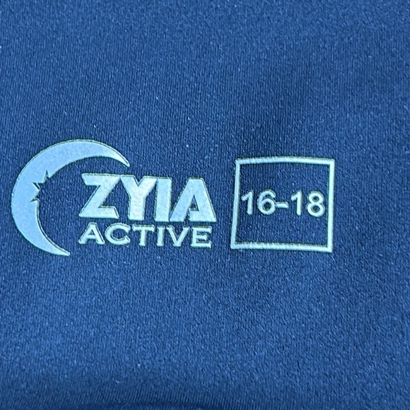 ZYIA Active Brilliant high rise leggings, Size 16-18. Leopard print, capris. - Picture 2 of 12